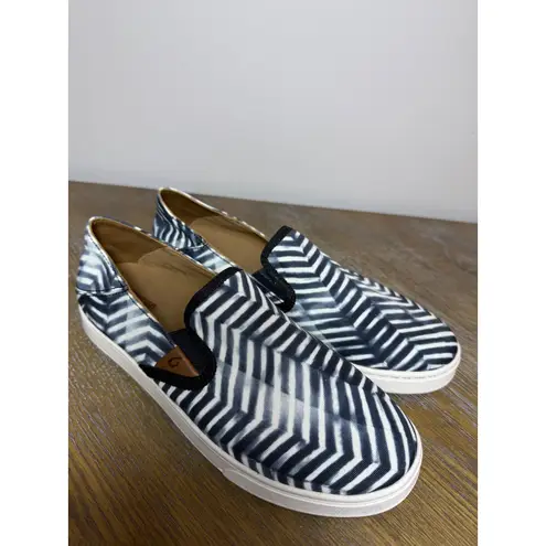 OluKai Pehuea Pa'i Women's Slip On Shoes Size 9 White Zigzag print indigo blue