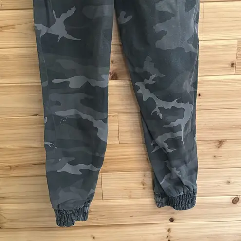 Tna Aritzia Size XSmall Dark Camo Camouflage Print Jogger Pants Gray