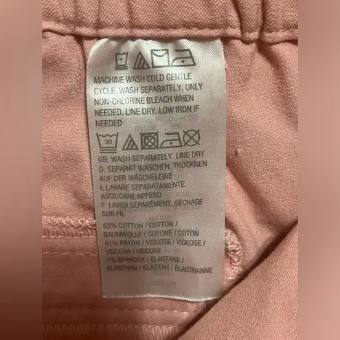 Isaac Mizrahi Live pull on pink capri pants