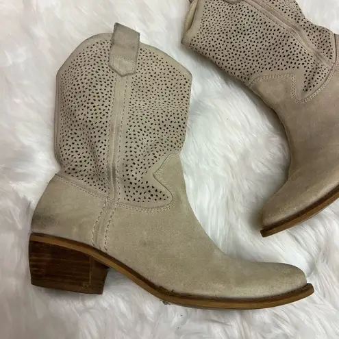 BCBGeneration BCBG ‘Bastille’ Cowboy Boots, Pull On Boots Size 8 Bin 17