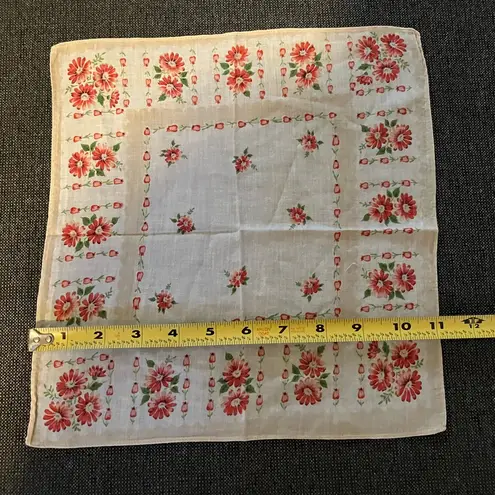 1950s Red and White Daisies Hankie Handkerchief All Cotton 11x11.5"
