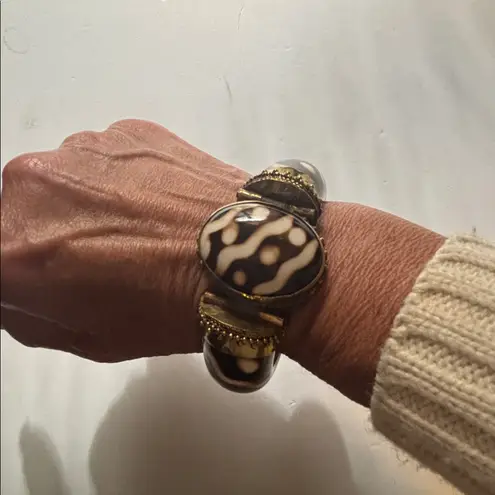 BROWN AND CREME COLORED BRACELET. WITH BRASS LIKE HARDWARE PIN CLOSURE VINTAGE