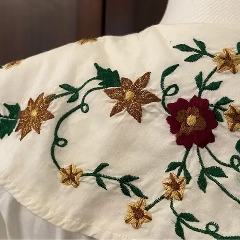 Amazing Vintage Cottage Core Embroidered Blouse. Size small White