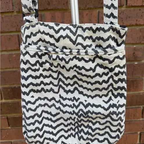 KAVU Keeper Crossbody Bag Purse Canvas Cream Black Zigzag Pattern Brown Lining
