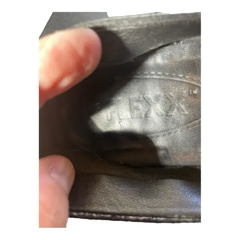 The Flexx Bon Plush Rose Toe Flat Black/ Metallic Gray
Leather US 9.5/ EU 41 Black