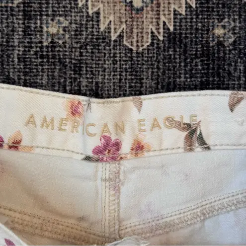 American Eagle  White Floral Denim Mom Shorts Women’s Size 4 100% Cotton