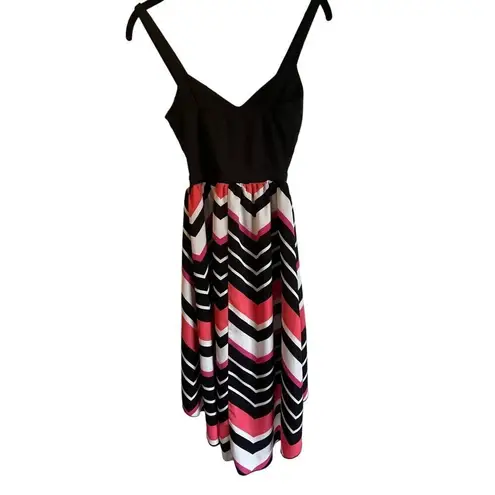 Elegant Black & Coral Chevron Print Dress with Fitted Bodice and Flowy B2 Skirt Pink