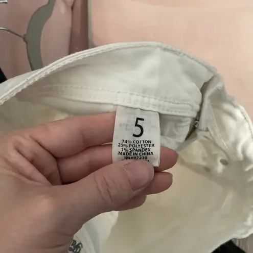 Almost Famous  White Cropped Jeans Size 5 Cotton Blend Slim Fit