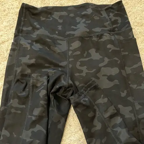 Danskin  camo leggings size large