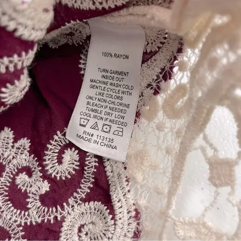 Leo & Nicole
Contrast Embroidered Lace Scoop Neck Scallop Edge 3/4 Sleeve Top PL