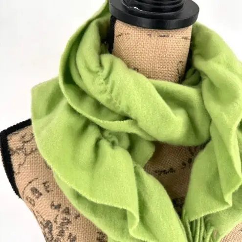 Amicale Women's Pure Cashmere Scrunched Squiggle Fringe Scarf Green One Size