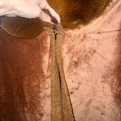 WBG Fashion Faux Fur Acrylic Cape / Shawl with Pom Trim — One Size NWT Brown