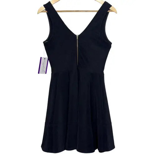 Lululs Black Sleeveless Zip Up V