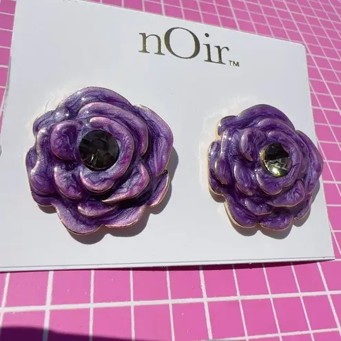Noir gold tone purple flower reflective studs earrings