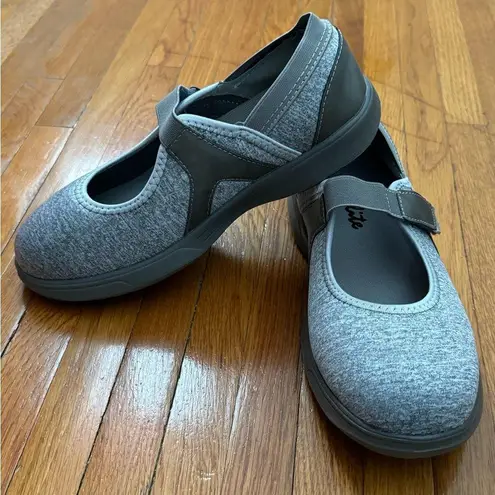 NWT Ped Lite Rose gray Y2K trendy fabric Mary Jane shoes size 9W preppy academia