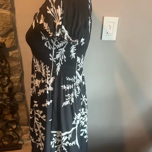 Sunny Leigh Black and White V-Neckh Dress with Sleeves