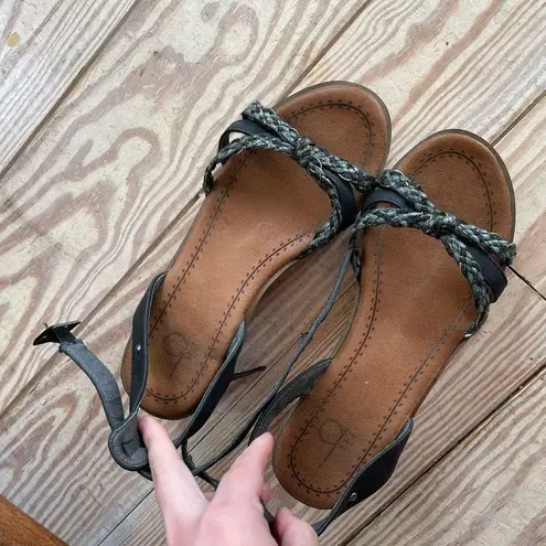 BKE  sandals size 8