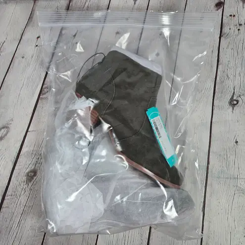 Violet & Red Olive Cupid Bootie Stacked Block Heel 6 NWT Green