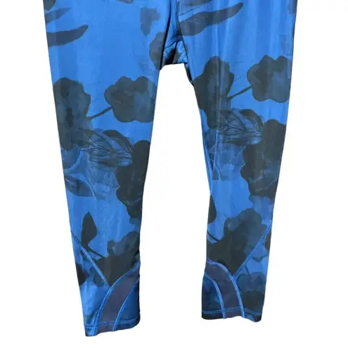 Lululemon  Run Inspire Crop II Jumbo Inky Floral‎ Blue Black Size 4