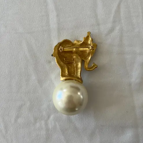 VITAGE ELIZABETH ARDEN SIGNED ELEPHANT ON BALL PEARL BROOCH PIN