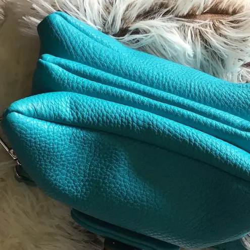 CROSSBODY/CLUTCH has 2 major compartments 1middle zipper pocket and a top zipper Green