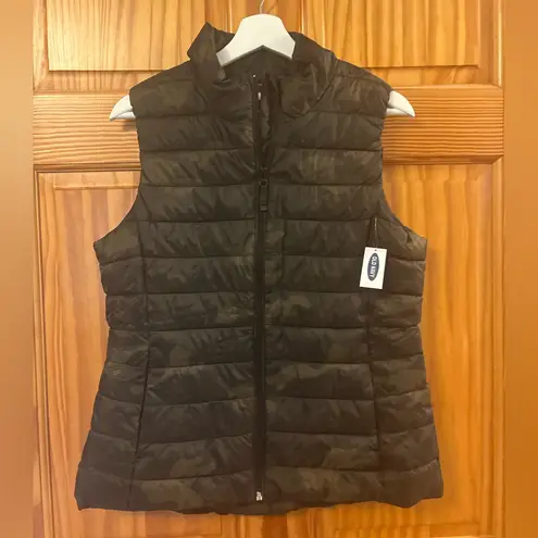 Old Navy  Size Medium Frost Free Green Camouflage Quilted Puffer Vest NWT