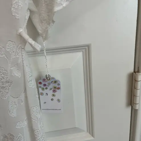 In Bloom Sheer White with Floral Texture and Lace Trim Kimono Robe Size XS - S - Image 8