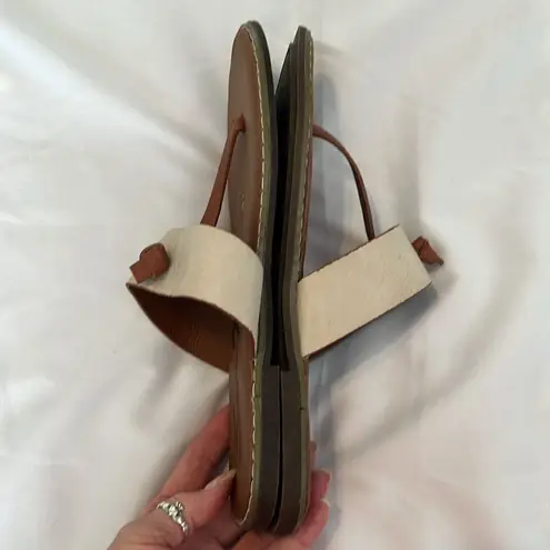 Seven7 size 9 cream and tan faux leather flip flops sandals EUC No box