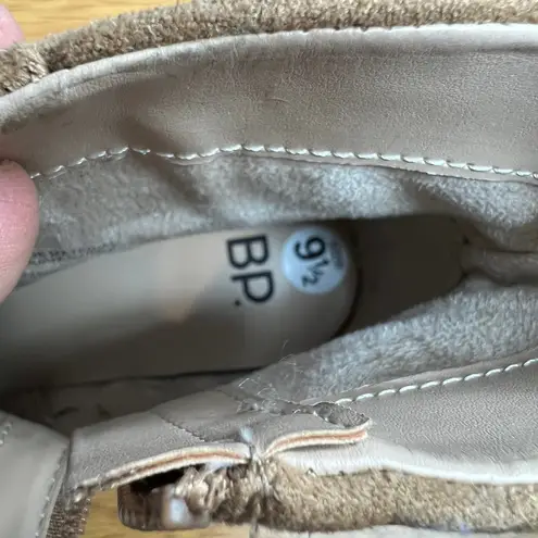 BP Wallis Ankle Boot Size 9.5 Faux Suede Beige Tan Block Heel