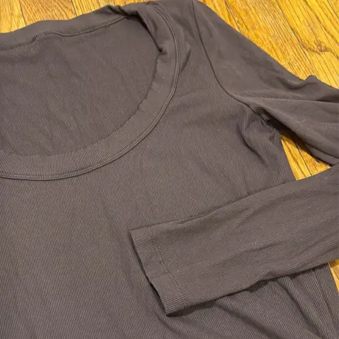 Vuori Long Sleeve Pose Scoop Tee sangria gray colorway ribbed no size tag