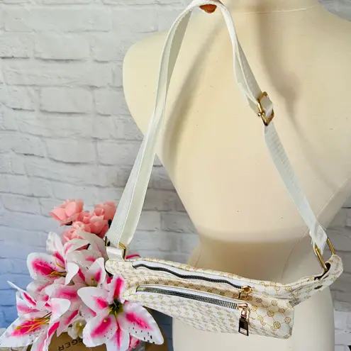 Boutique NEW ‘Kaz’ Triangle Crossbody