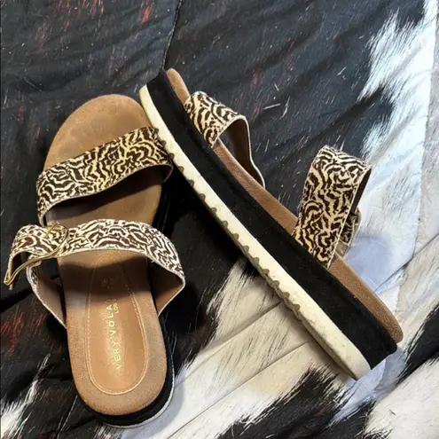 Very Volatile $75 VOLATILE AMYJANE CALF HAIR DOUBLE STRAP MINI FLATFORM SANDAL 9