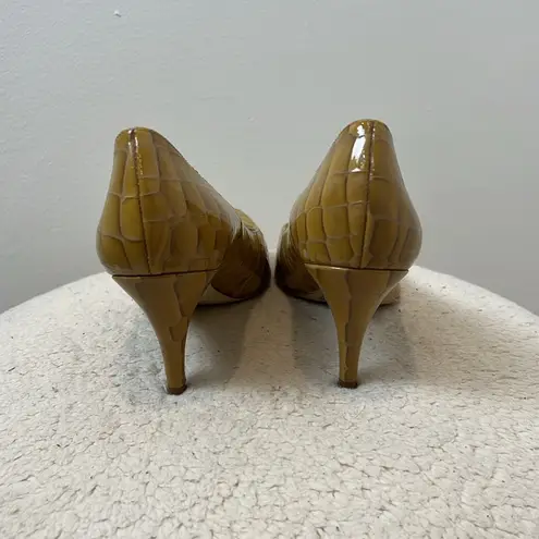 BCBG gold/yellow reptile textured Heels Elegant Design size 6. Gold