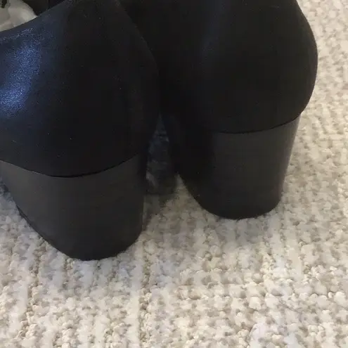 Baretraps  Razzy black ankle booties size 6.5 W