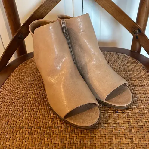 Lucky Brand  Laaka Leather heeled peep toe shoe size 6