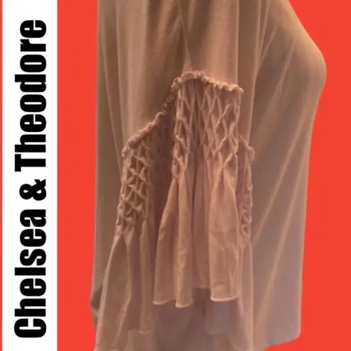 Chelsea &Theodore White Short sleeve Top with. Sleeves Size M