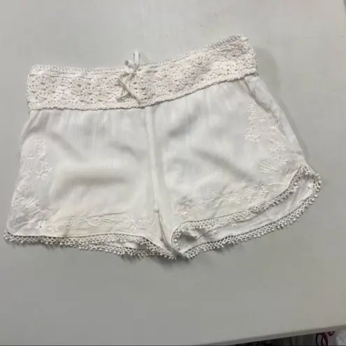 Rue 21  Women’s White Crepe Floral Crochet Shorts Size Small