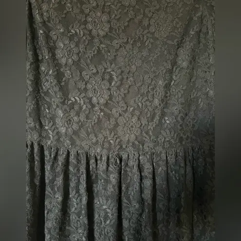 Tahari Black Lace Dress – Size 10 – Elegant & Timeless