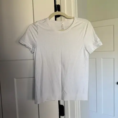 Athleta  In Motion Tee Crewneck White Top Short Sleeve Stretch workout seamless