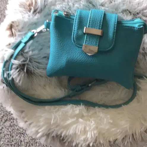 CROSSBODY/CLUTCH has 2 major compartments 1middle zipper pocket and a top zipper Green