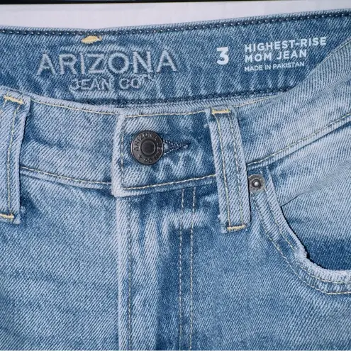 Arizona Jeans Arizona Jean Co. Light Wash Denim Highest Rise Mom Jeans size 3