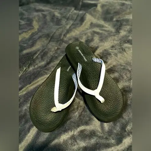 Dream Paris NWOT DREAM PAIRS Women’s Size:9 White flip flops Arch support.