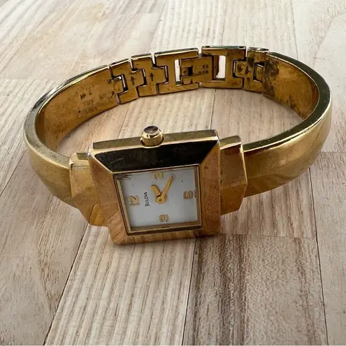 Bulova Gold Tone Vintage Ladies Watch Rare Quartz 97T47