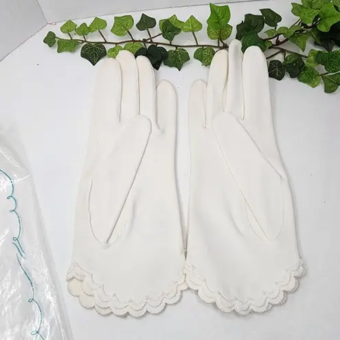 Vintage Van Raalte Classic Scalloped Hem Gloves