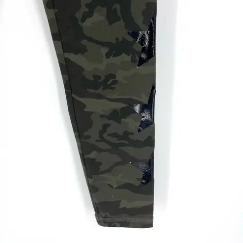 Strut this  Camo Leggings with Black Stars OS