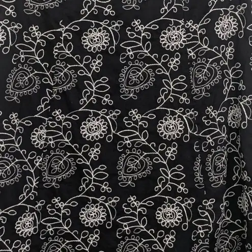 Van Heusen Black Cream Embroidered Skirt Size 6 Embroidered A-Line Skirt