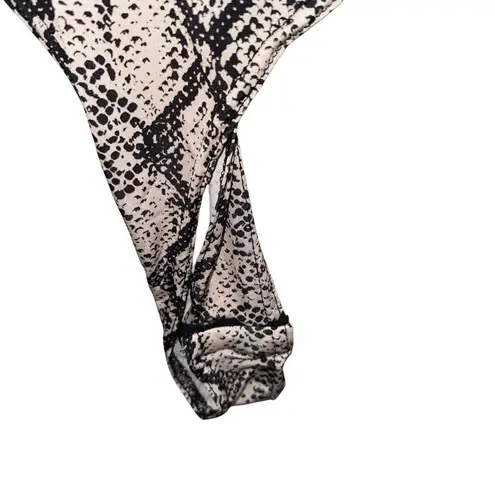 Boohoo Womens Creme Snakeskin Satin V Neck Silky Draped Bodysuit Sz US 24 Tan