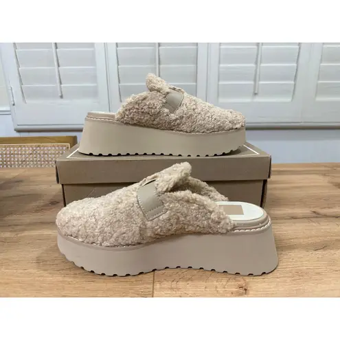 Dolce Vita Lelani Plush Flats Slip Ons Natural Faux Fur Size 9 NIB Cozy Clogs Tan