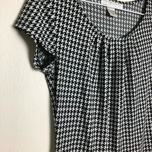 Geoffrey Beene Sport Womens Top Size XS Black & White Cap Sleeves