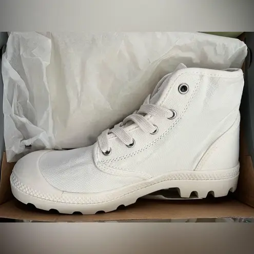 Palladium PAMPA HI high top lace up boots/sneakers , size 8.5 white on white